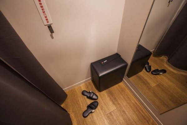 银河配资 优衣库镜子有滤镜？相关话题上热搜，业内人士称是光和角度导致的