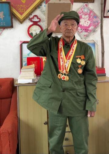 天载配资  抗战老兵史君高: 抱起炸药包, 冲锋!