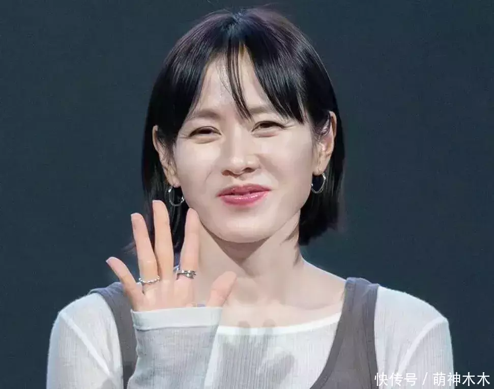 晟红网 孙艺珍最新生图撞脸老公玄彬，43岁显出老态，剪短发装嫩太违和