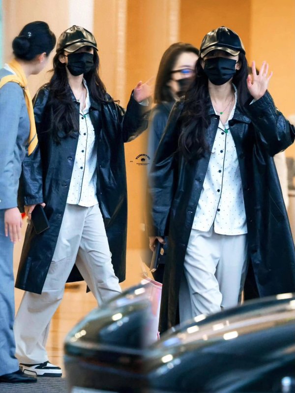 鼎坤策略 杨幂穿维密睡衣套皮大衣，从纽约一路睡回国！