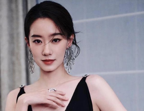 中金汇融 张小斐腿划伤血流不止，坚持拍完戏，热度褪去后她却选择单干